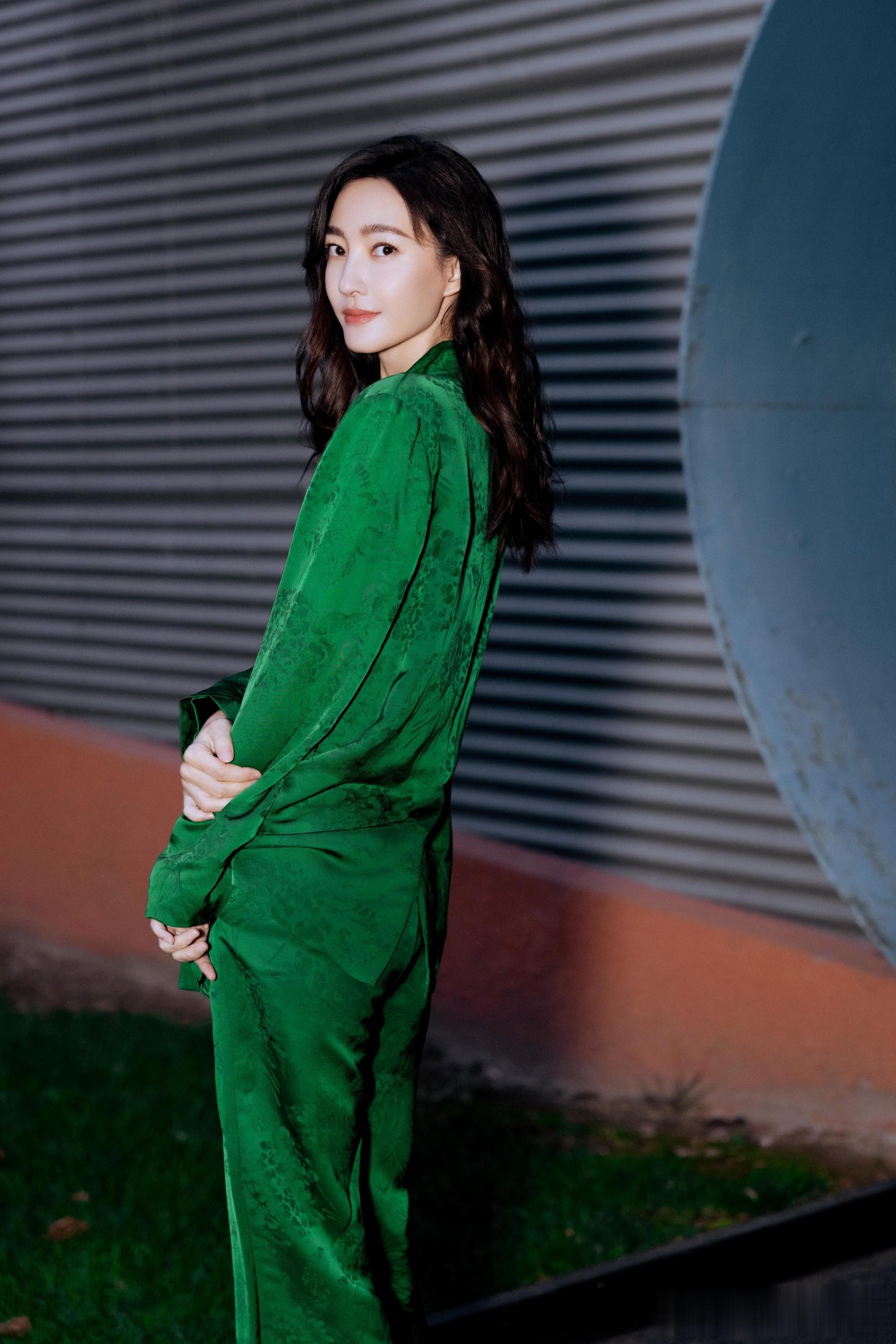 王丽坤：墨绿西装飒气，公益颁奖绽光芒