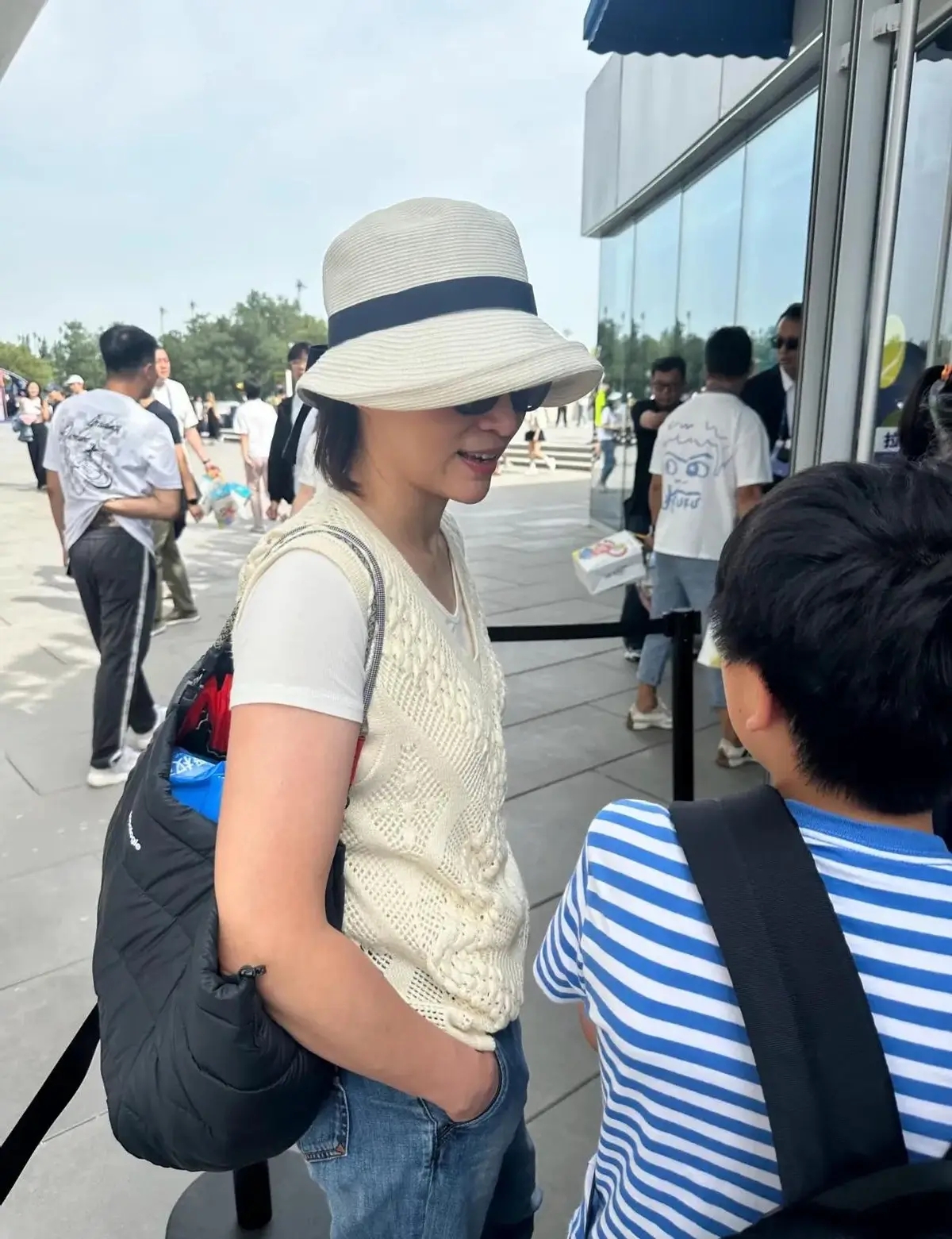 改国籍、当小三、替夫还债7亿，从央视离职的董卿现在混成这样？