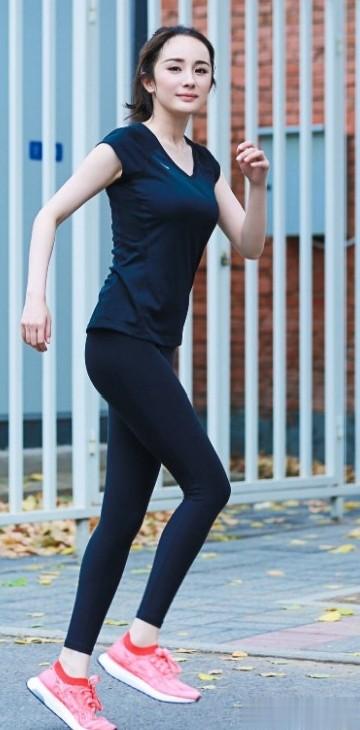 杨幂绿色紧身背心瑜伽服健身,扎着麻花辫大秀身材,看似少女有魅力