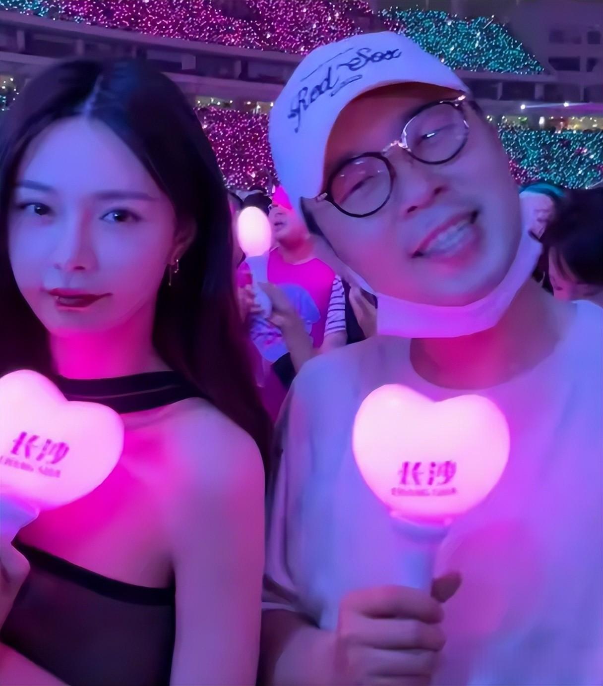 韩国偶遇杜海涛,一脸姨味眼肿憔悴,头发谢顶,和妻子像两代人