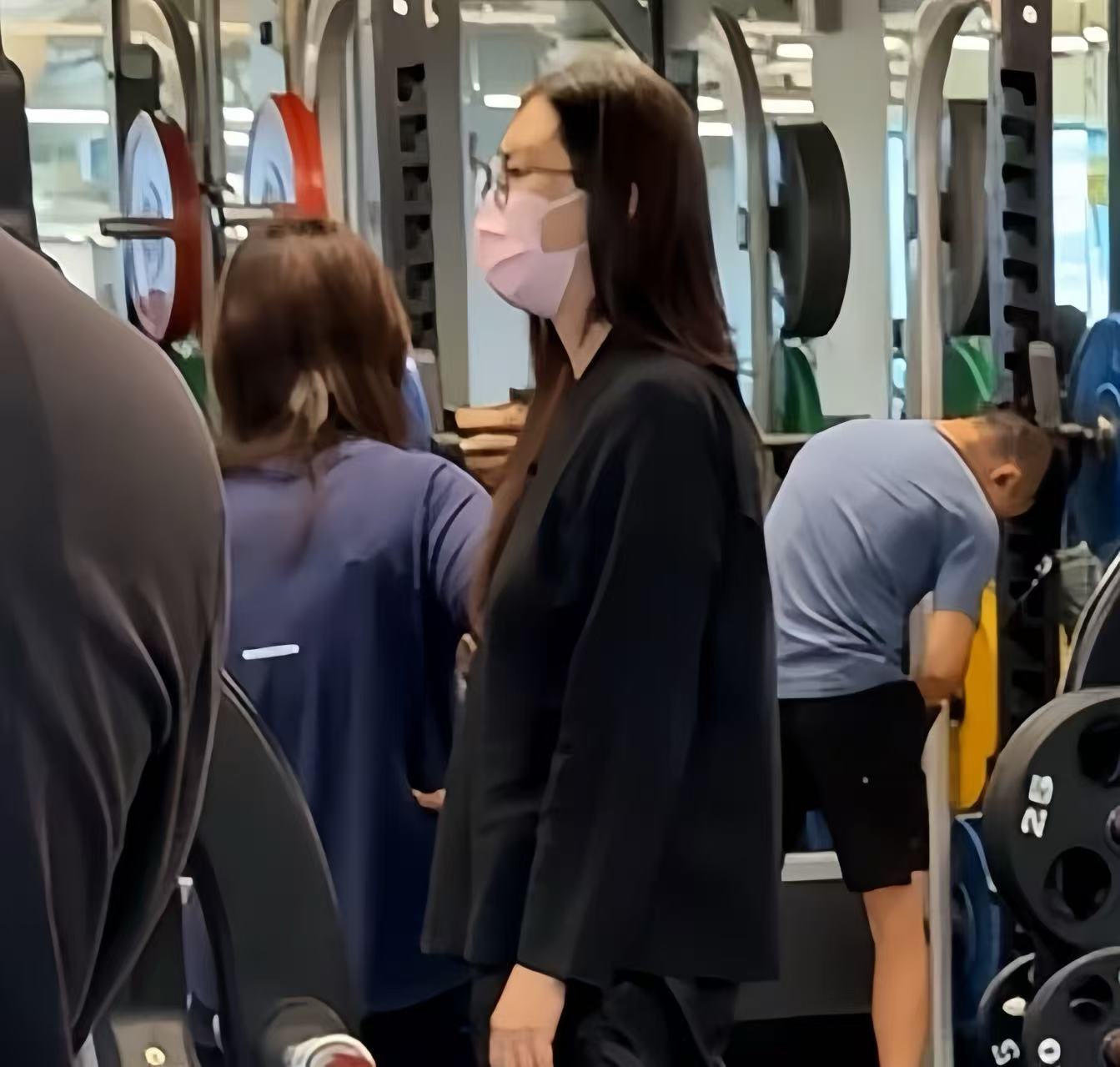 58岁王祖贤健身房运动，举铁戴口罩眉头紧皱，肚大如箩真该减肥了