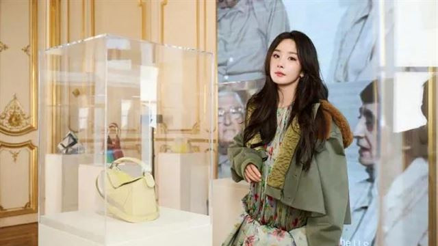 杨幂结束工作比耶自拍，穿美式背心身材完美！状态超绝