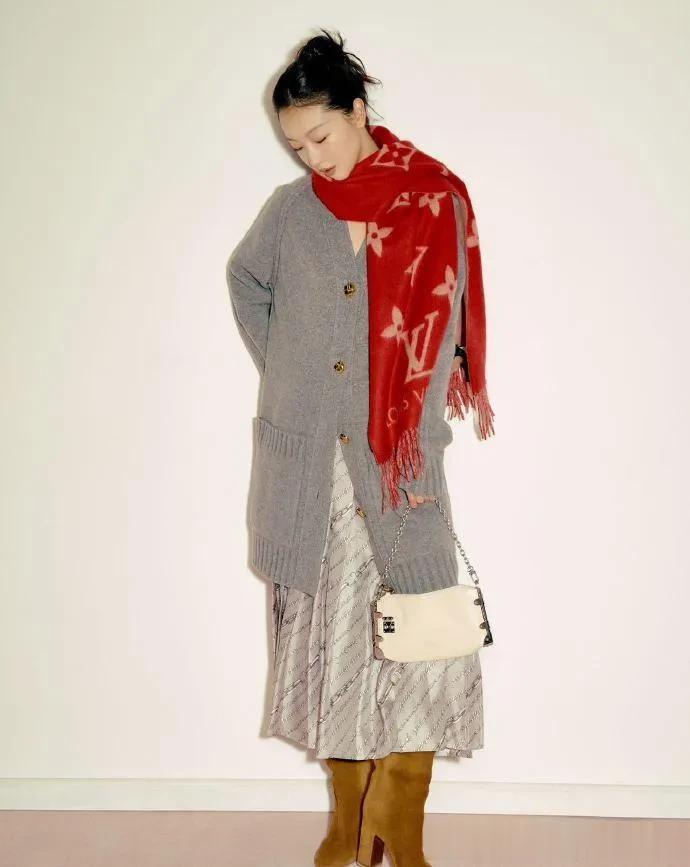 周冬雨增肥后大变样!穿灰色长款开衫+围巾+百褶裙,时髦又高级