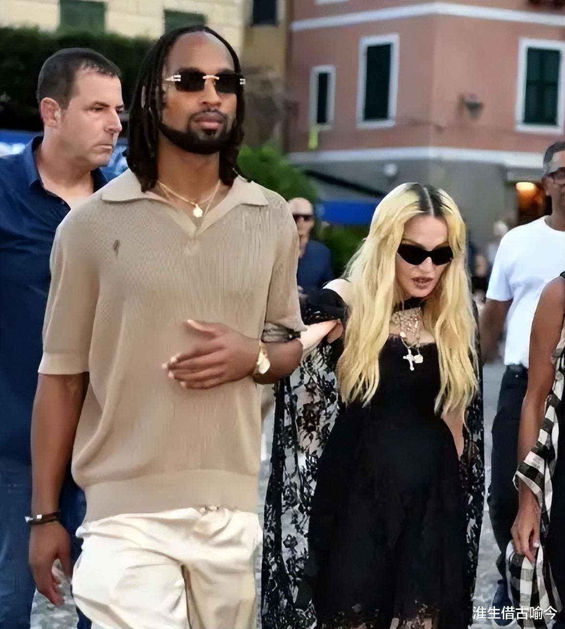 66岁麦当娜坐在29岁黑人男友腿上，穿驼色透明网纱披肩，又美又嫩