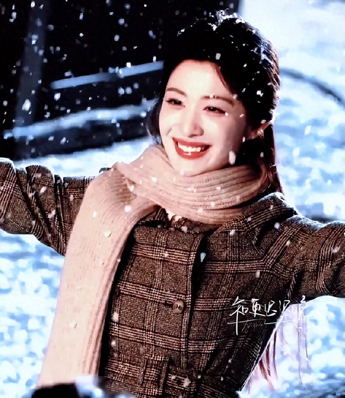 王楚然《这一秒过火》路透绝美！张凌赫淋雨好苏，看到合照：爱了