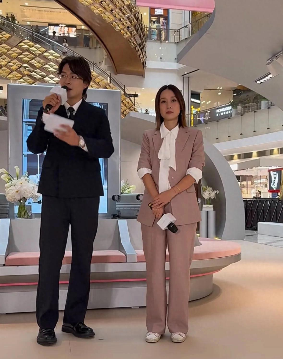 马伊琍出席品牌活动，身穿粉色西服套装，毫无明星气质看着精致土