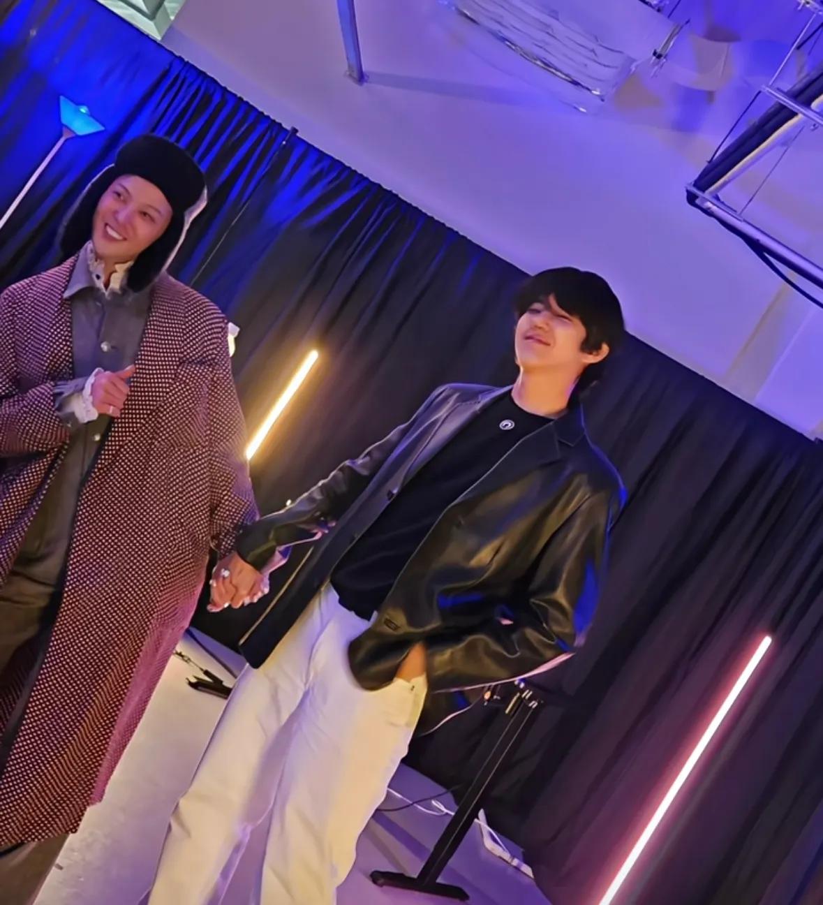 黄光熙任时完观看权志龙演出,并晒出亲密合照,又给黄光熙爽到了