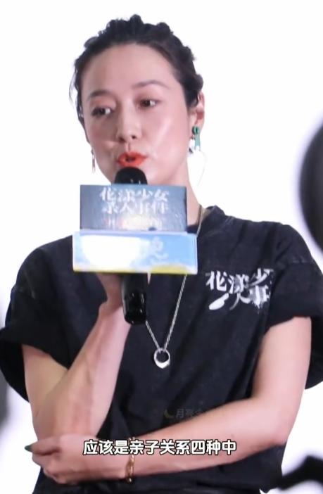 41岁文章腰部受伤!上海演出痛到呲牙咧嘴、两人搀扶,头顶也秃了