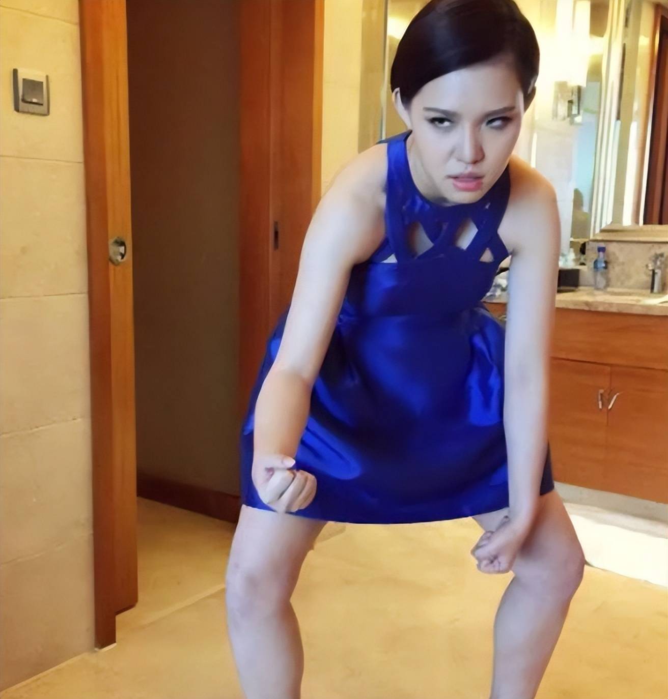 35岁谢依霖近况曝光,丈夫患病,独自带俩娃,晒990平豪宅还哭穷