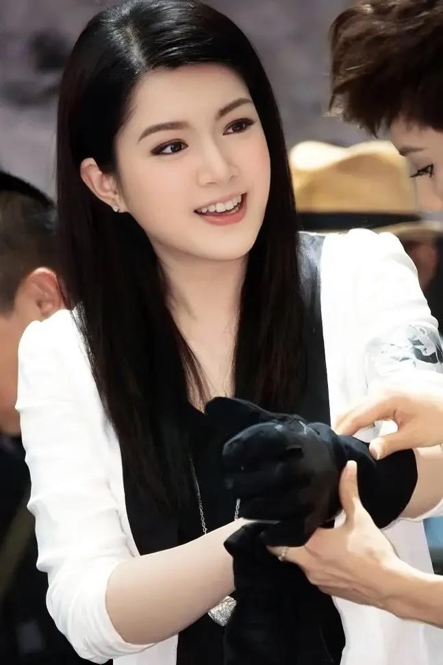 42岁知名女星官宣离婚，结束7年豪门婚姻，丈夫坚持丁克拒生娃