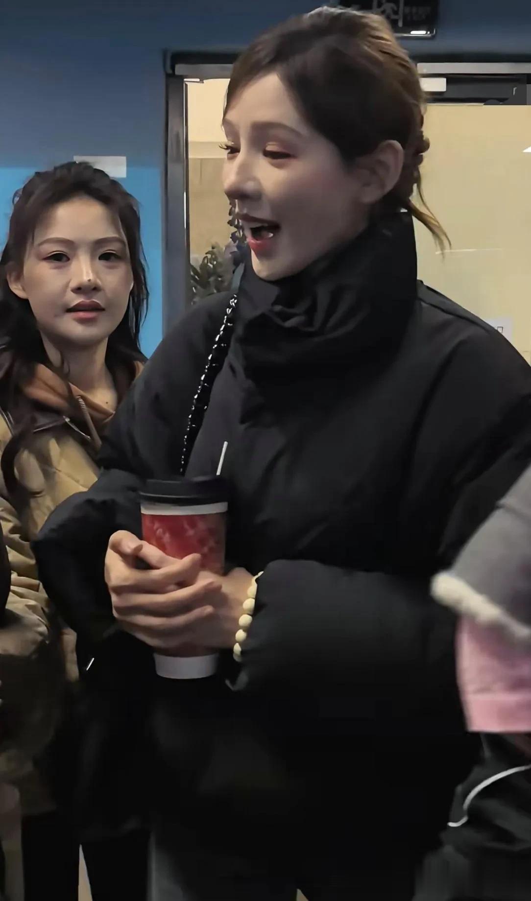 张予曦在萧山机场被偶遇，她素颜打扮，面带微笑，气质温婉好美啊