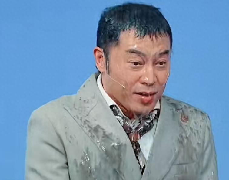 沙溢暴瘦后首录综艺播出，《王牌9》被水淋，避开镜头：秃了吗？
