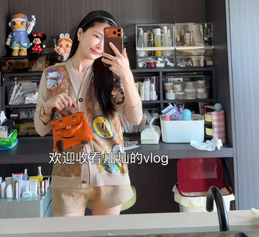 王灿晒杜淳给搭配的衣服！拖地牛仔裤配短袖和马甲，莫名的时尚感