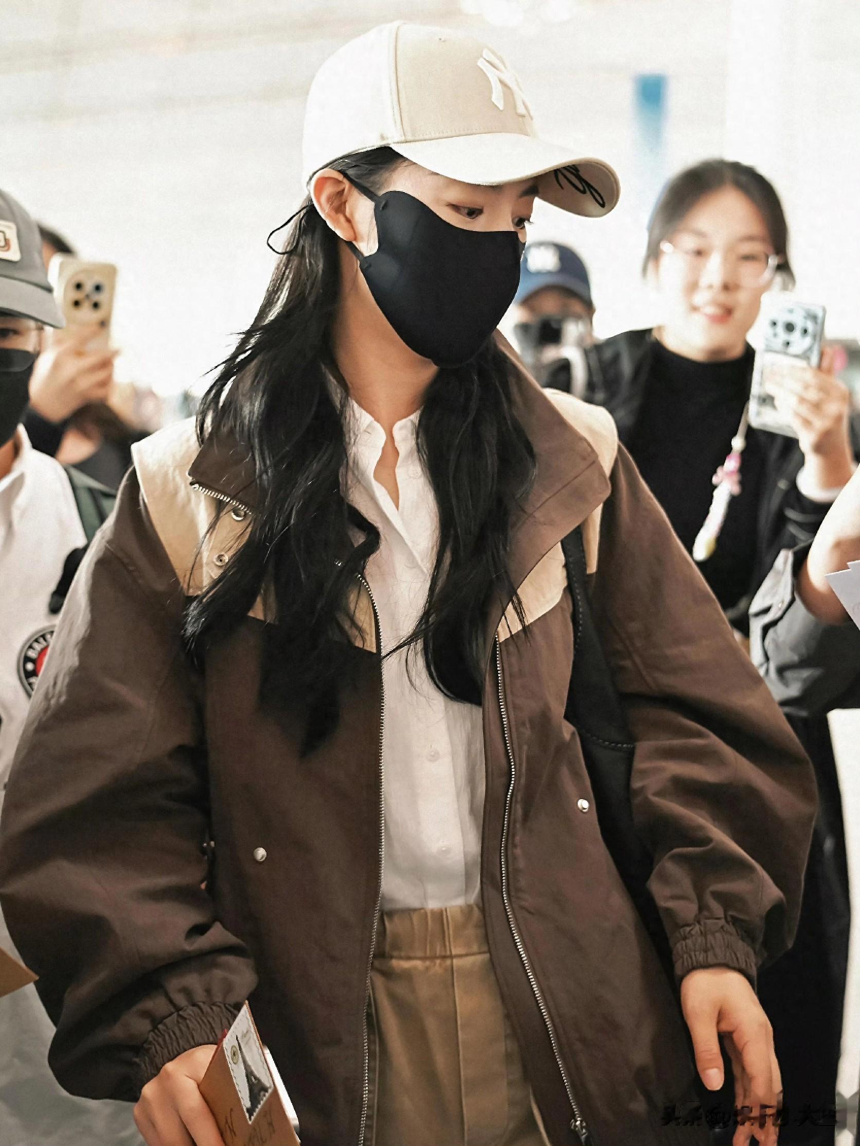 陈丽君抵达广州机场照，人气爆棚，美拉德风工装夹克私服穿搭好美