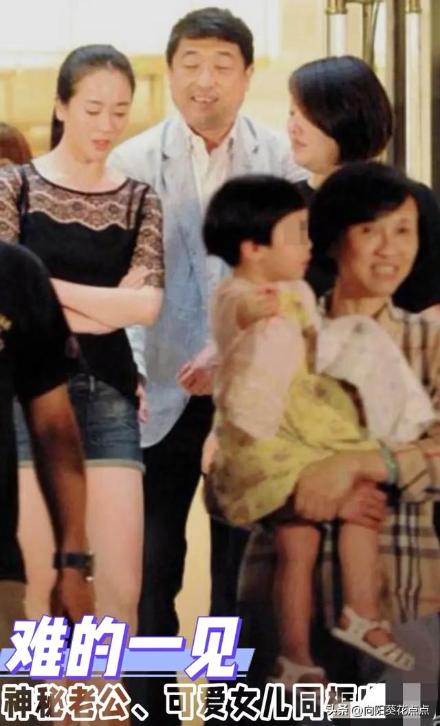 48岁左小青美出新高度!大波浪+蕾丝花边裙,高级时尚,显大长腿