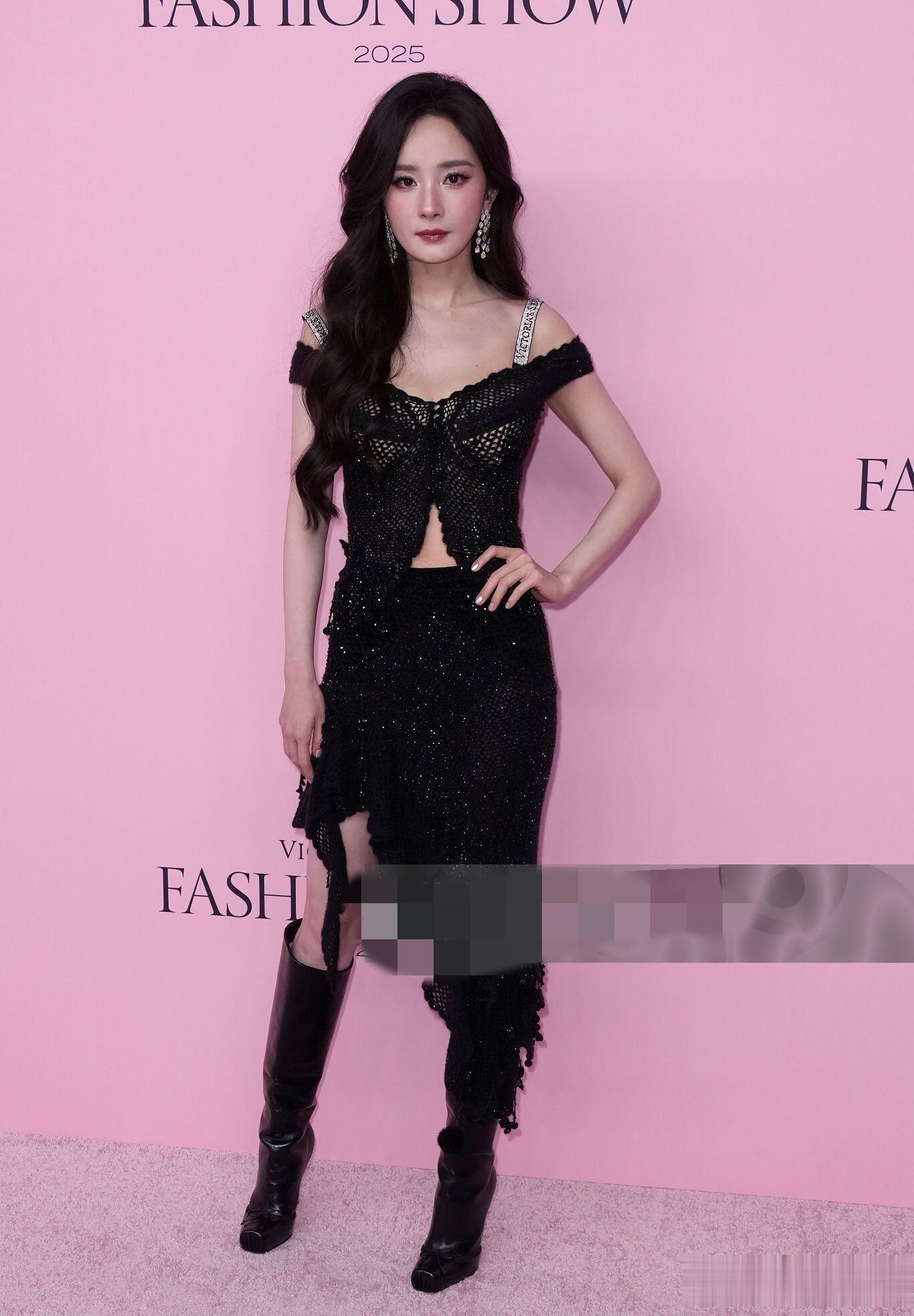 杨幂亮相维密大秀，黑色镂空裙装搭配长筒皮靴，冷艳飒爽女王范