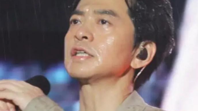 李健演唱会遇暴雨，全身湿透坚持演唱！