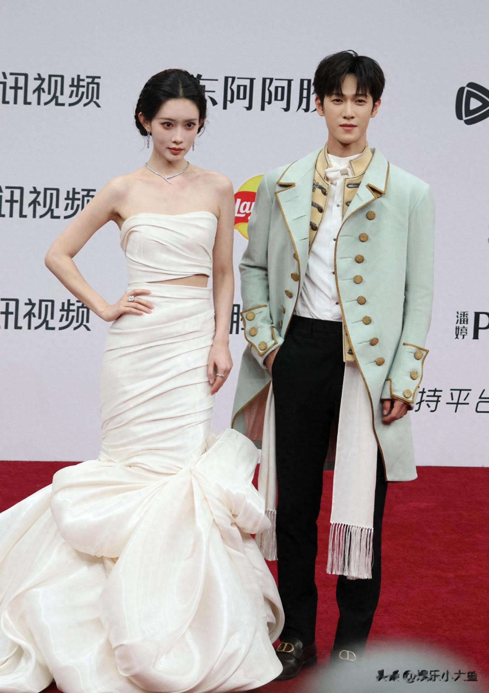 孟子义出席腾讯视频星光大赏，金光闪耀女神降临，美不胜收