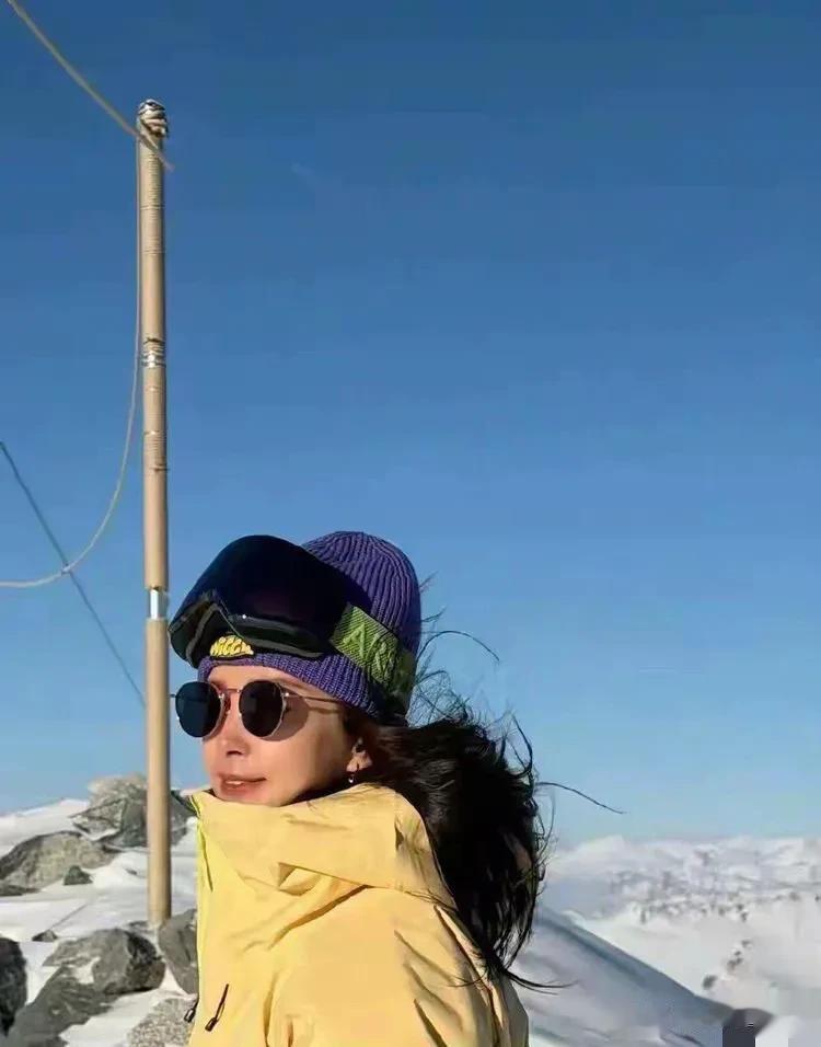 52岁李冰冰新疆滑雪，素颜状态封神，这哪像年过半百