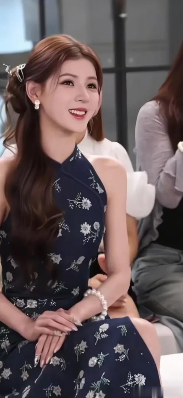 张予曦的浓颜深情眼冲击力有多强？网友：她得到了上天的偏爱