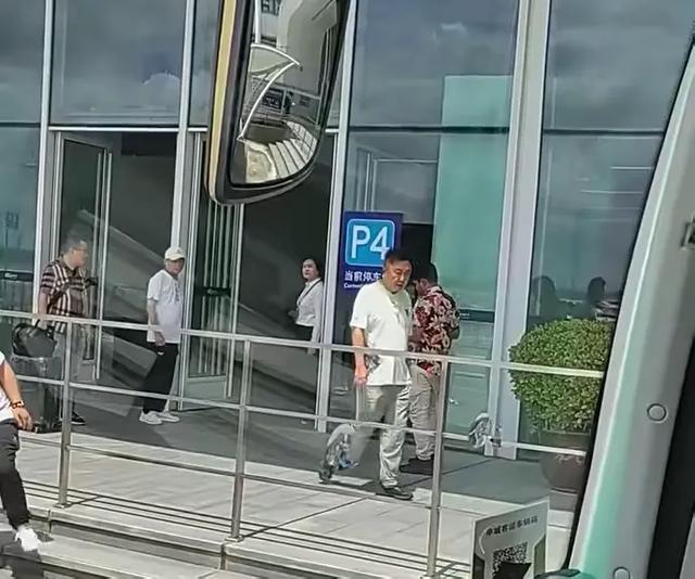 10岁郭汾阳罕露面！身高超妈妈体重目测 200 斤，郭德纲成全家最瘦