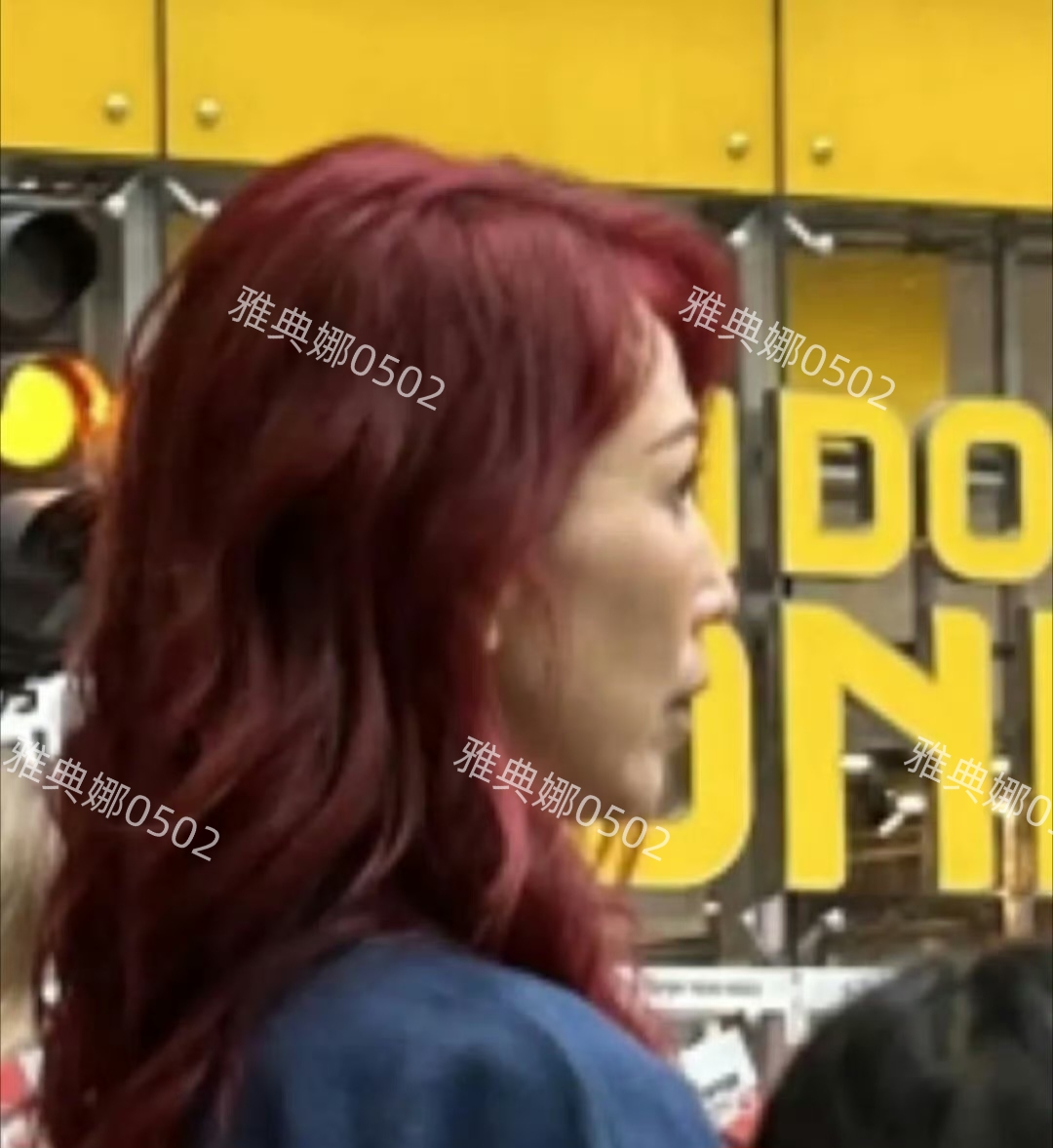 香港中环偶遇蔡少芬，她个子高气质好人超nice，就是太瘦了不年轻