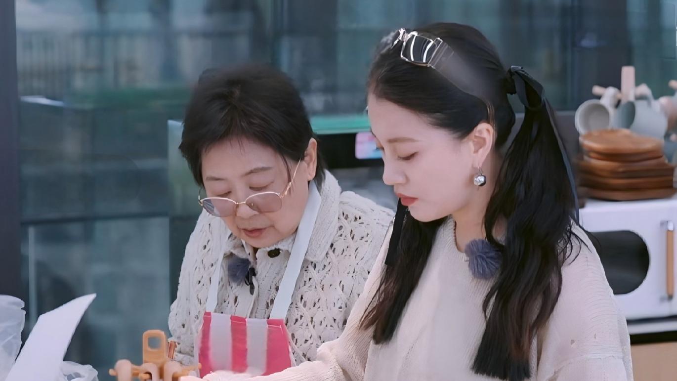 黄圣依妈妈有多好为人师？逮谁给谁“上课”，只有李嘉格不吃这套