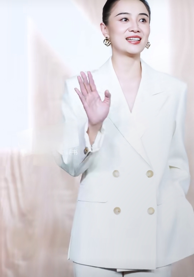 宋佳活动造型，白色西装套装干练吸睛，利落盘发衬出优雅气质