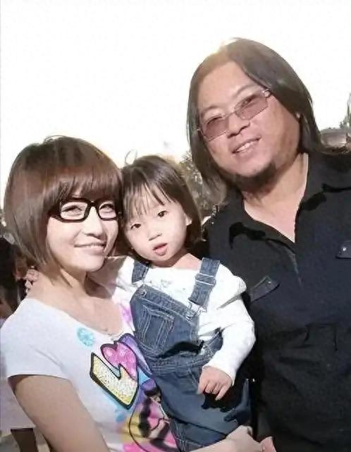 高晓松前妻晒女儿18岁生日照，Zoe穿公主裙又高又瘦，笑起来像爸