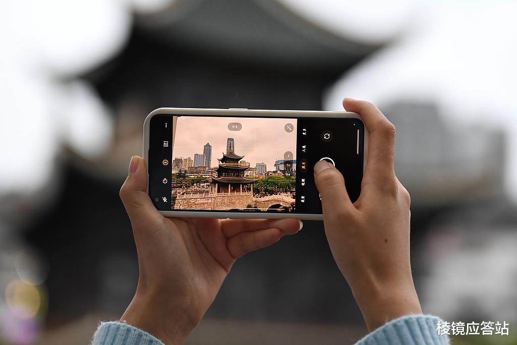 華為伸縮潛望攝像頭：用機械魔法終結(jié)手機鏡頭“駝背”時代