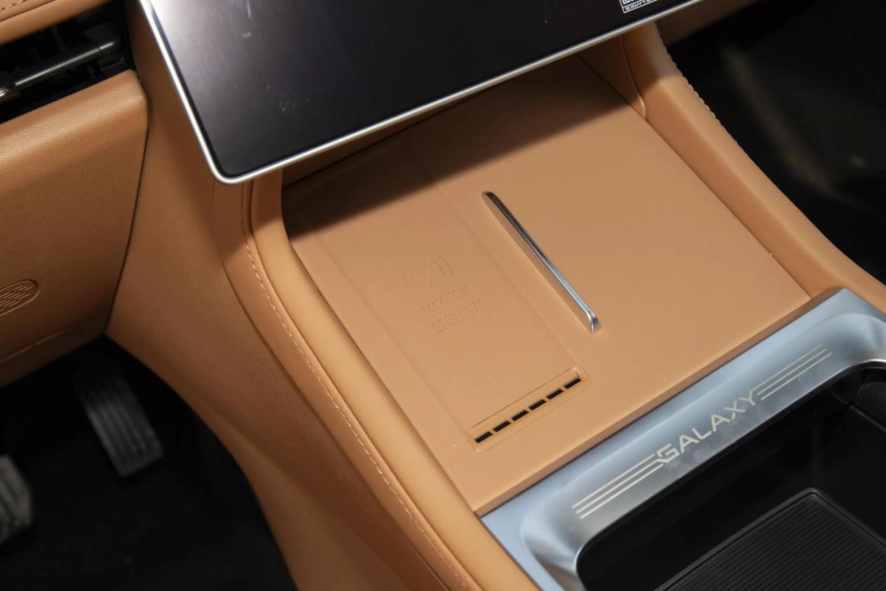 吉利又一狠货!四屏联动+雷神电混,续航115km,卖11.58万起?