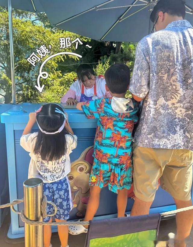 王阳一家逛迪士尼，高斯好瘦腿很细，5岁女儿穿公主裙吃雪糕超萌