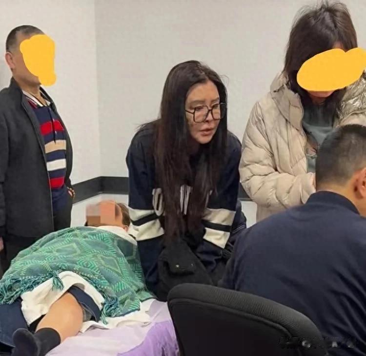 王祖贤参加中医艾灸会，素颜照片曝光翻车：脸部馒化、虎背熊腰