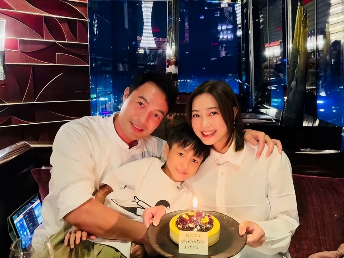 TVB知名女星与旧爱一家旅游,同住一间房不觉尴尬,两人相恋九年