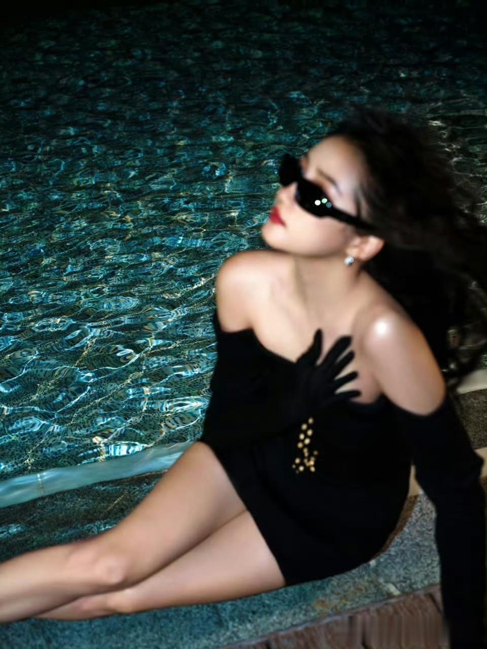 关晓彤黑裙泳池大片,冷艳氛围感拉满