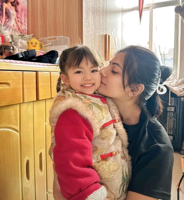 杨二狗的巴铁前妻想获得工作签回中国，儿子模样曝光