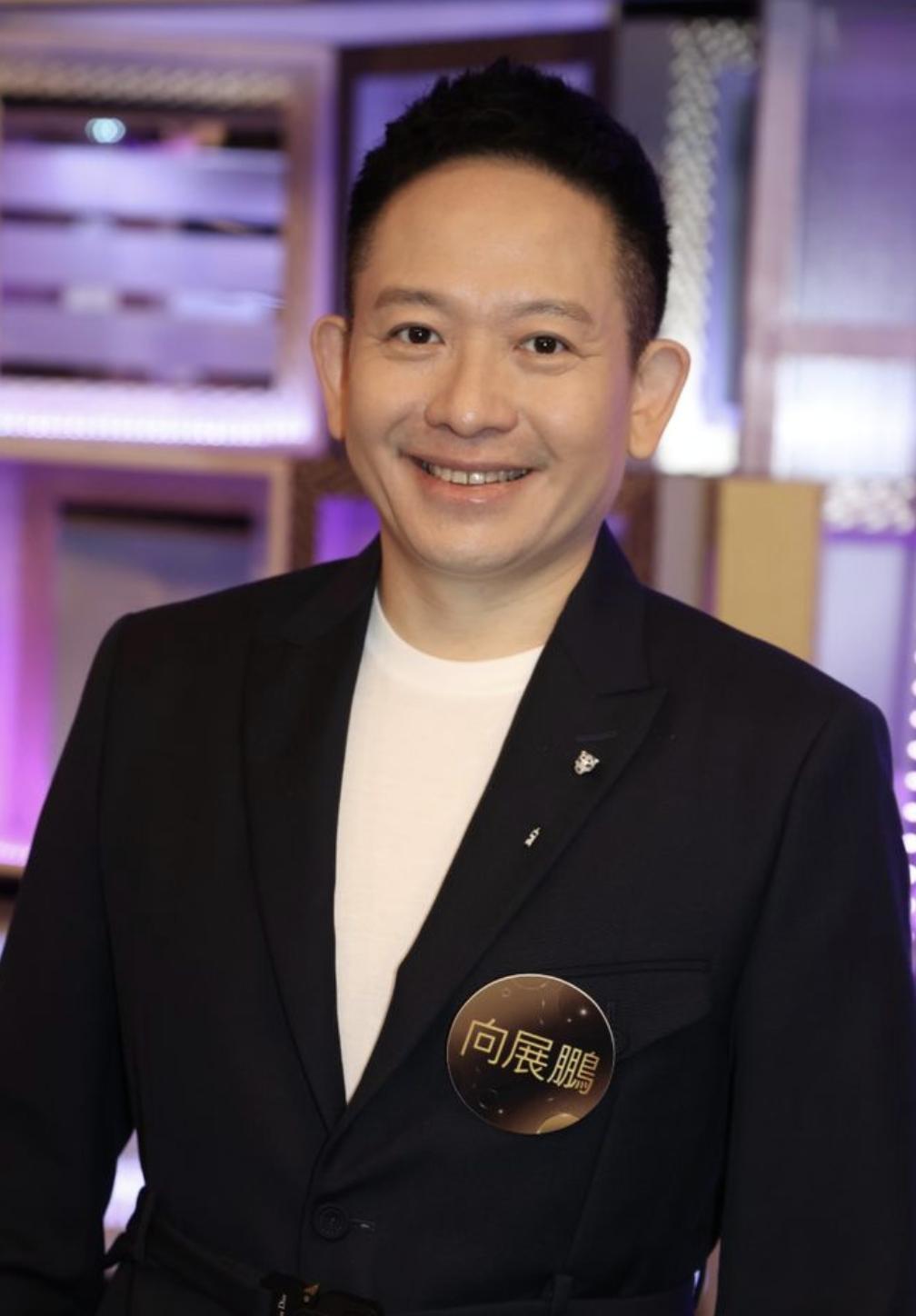 向太侄子台风天居家大扫除，客厅摆满收藏品值千万，包装盒堆成山