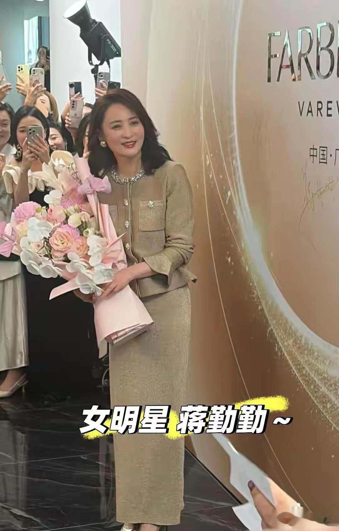 广州街头偶遇蒋勤勤，50岁生图美到犯规，陈建斌这福气谁不羡慕