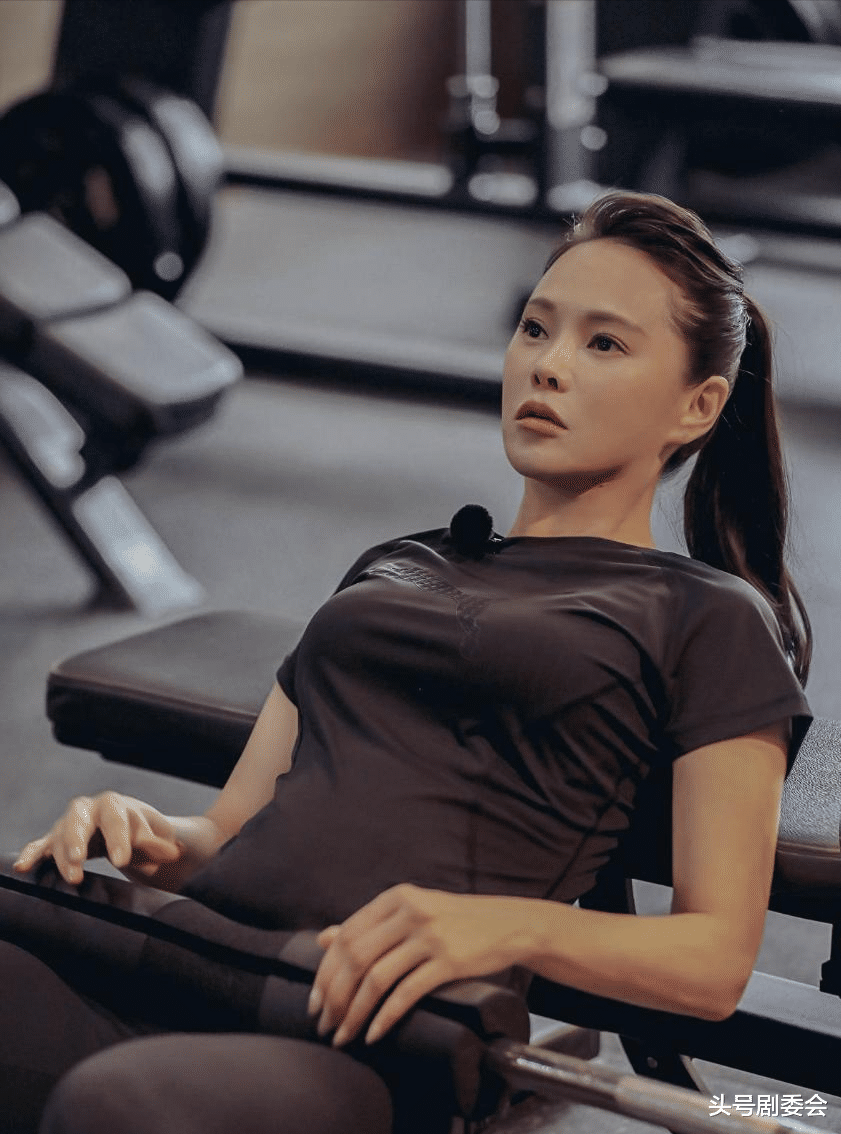 一胖毁所有？《北上》马奶奶扮演者萨日娜才56岁，比胡军还小半岁