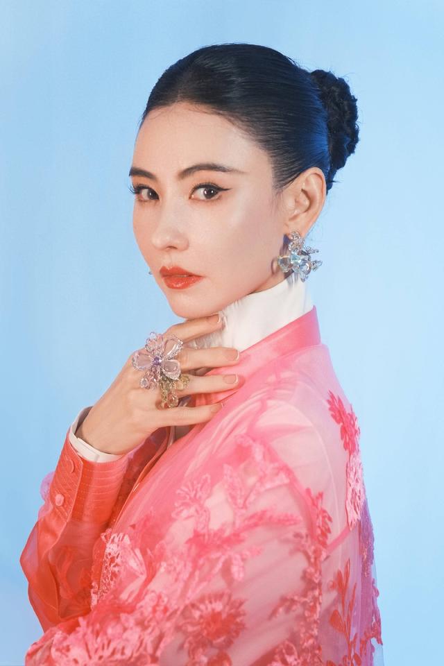 张柏芝亮相VOGUE Art 粉色蔷薇优雅绽放