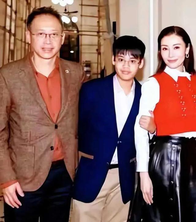 54岁李嘉欣露面，膀大腰粗不敢认，医美过度后遗症