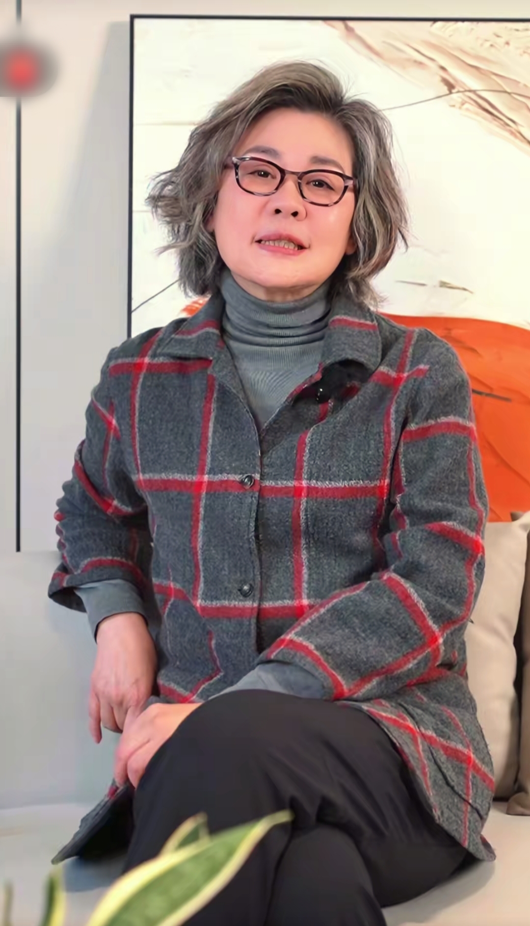 64岁演员刘斌与好友聚会，63岁丛珊罕见露面，状态年轻！