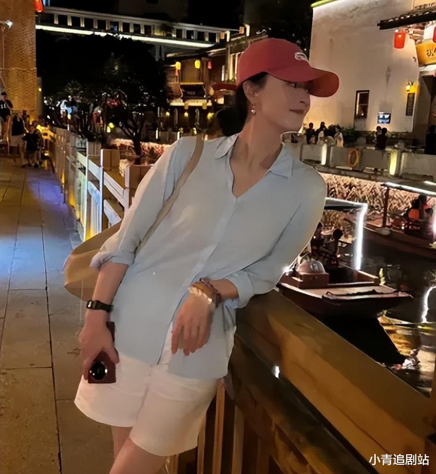 难怪蒋欣要拼命减肥，穿同一件衣服，至少年轻十岁，大长腿很抢镜