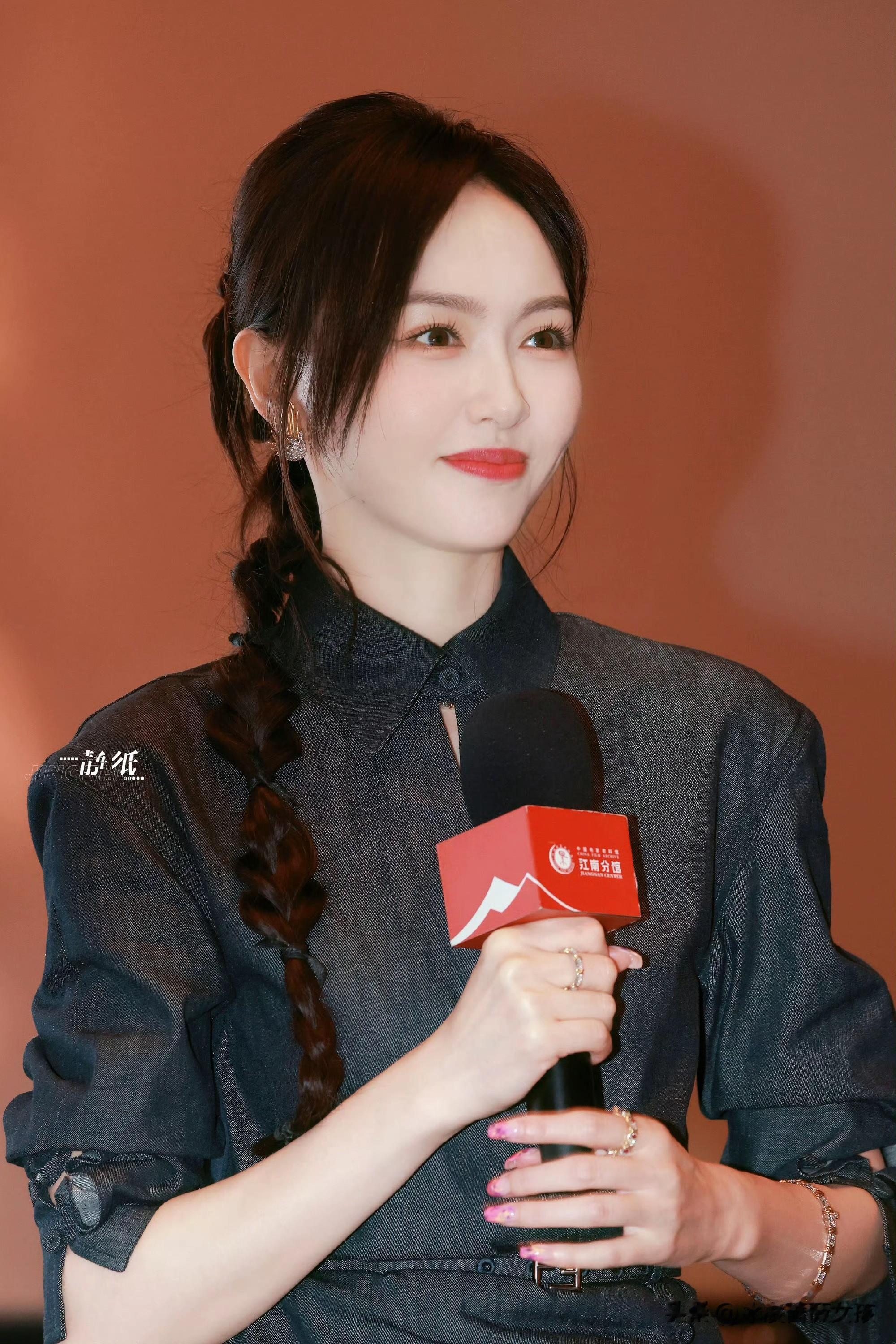 唐嫣麻花辫造型亮相,牛仔裙搭蕾丝甜飒又温柔