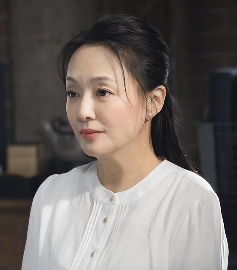 当红时嫁到美国,定居纽约多年,60岁风韵犹存!如今回国资源超好