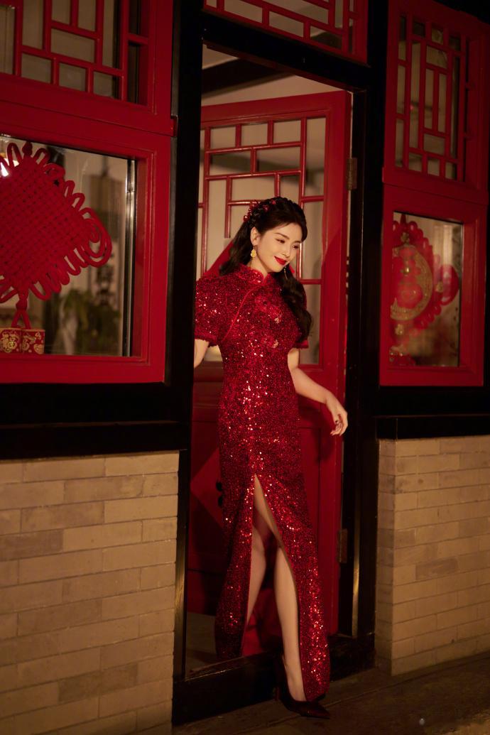 刘涛高开叉旗袍惊艳全网，把东方韵味焊在身上