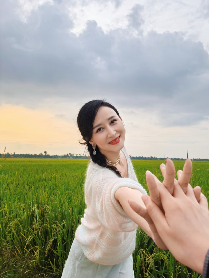 胡静阿姨新年第一天美照,优雅知性有韵味