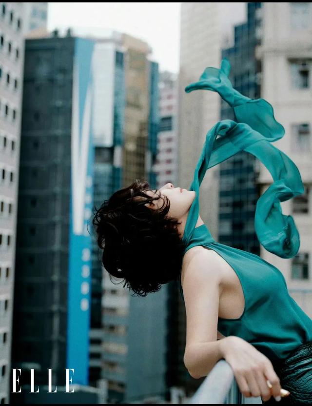 60岁刘嘉玲深V裙、美背长腿性感迷人,网友:梁朝伟真是人生赢家