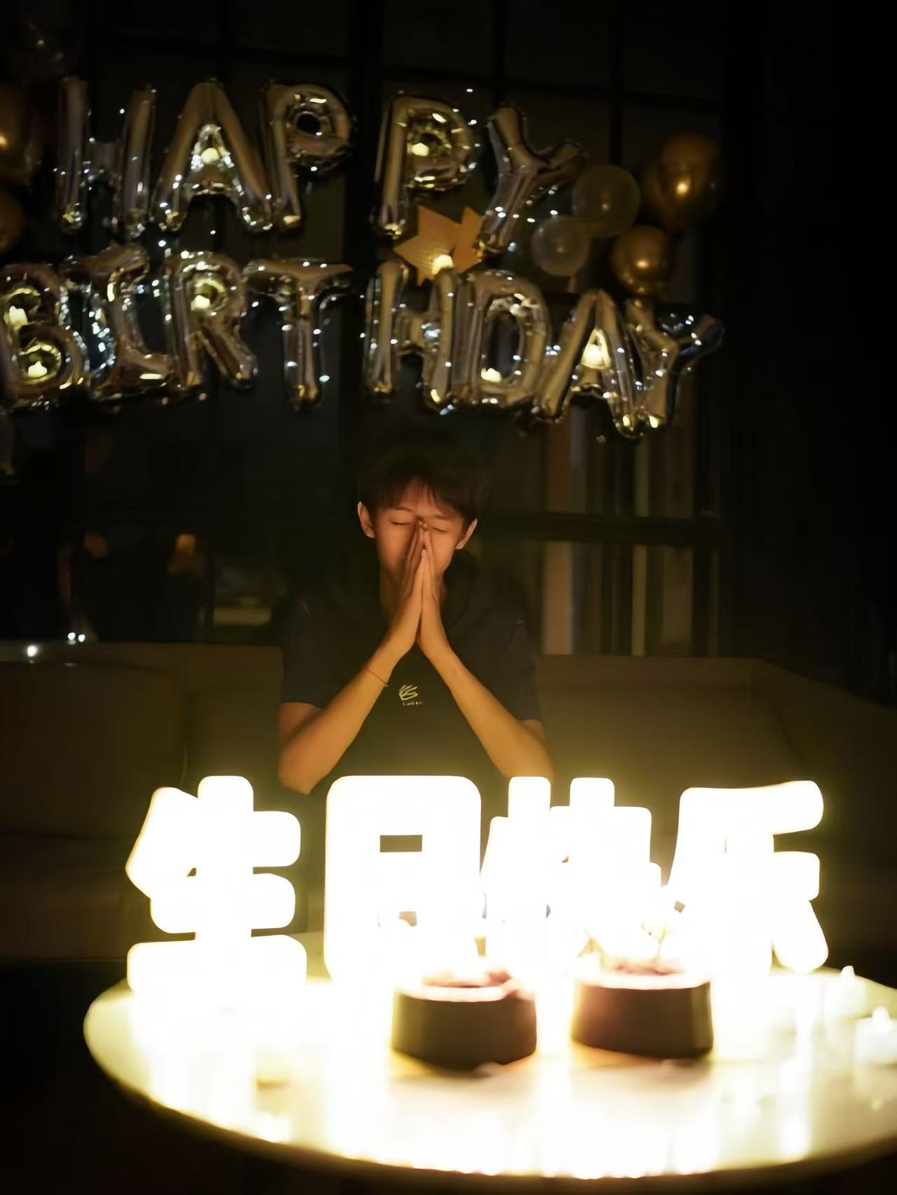 孙俪晒照为儿子庆生，14岁等等腿长皮肤黝黑，脸蛋又被爸妈亲变形