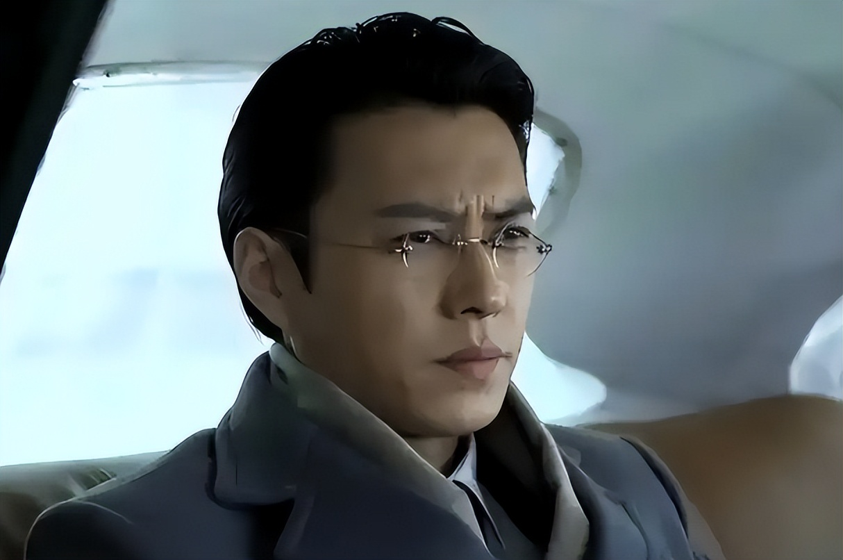 人民日报对靳东的称呼变了，七字之差释放强烈信号，陈道明说对了